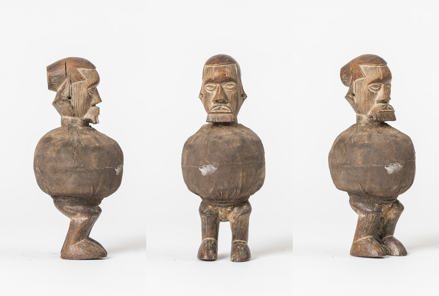 Figur der Teke, Kongo Holzskuptur mit Hohlraum zur Aufnahme von Substanzen, mit Binden umwickelt