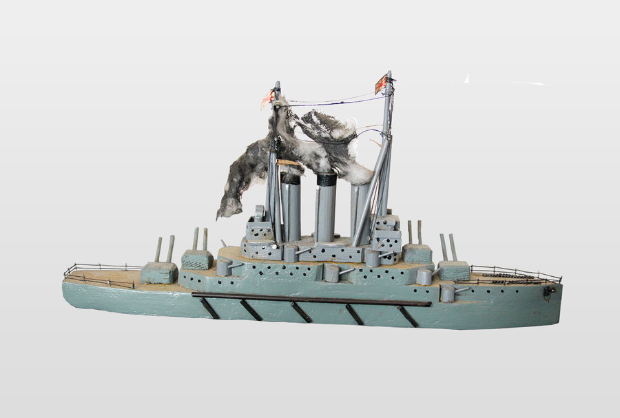 Englisches Kriegschiff Holz, Metall, Watte, Farbe, Papier