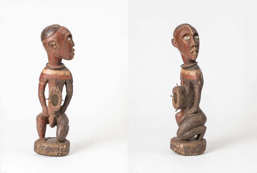 Kraftfigur »Nkisi« der Bakongo, Kongo Holzskulptur farbig gefasst, Metall, Glas und organische Bestandteile 