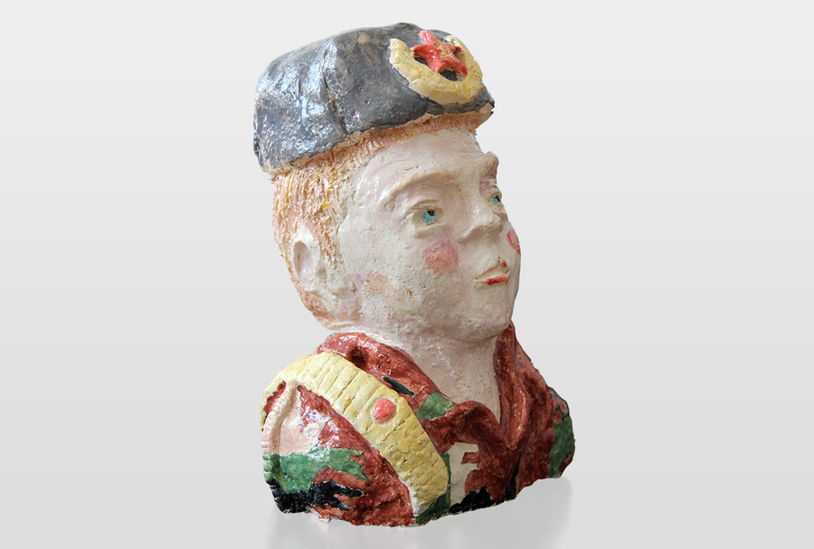 »Russische Jonge« Gebrannte, glasierte Keramik