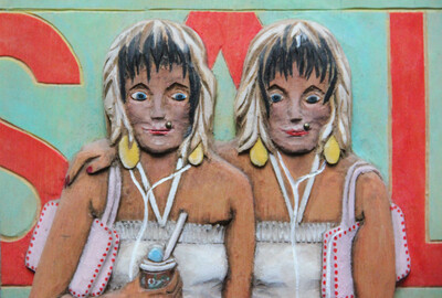 Brenda und Luise Acryl auf Holzrelief (Linde), Detail