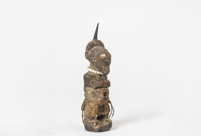 Kraftfigur der Songye, Kongo Holz, Metall, Stoff, Horn, Schlangenhaut und andere organische Bestandteile