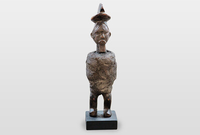 Figur der Teke, Kongo Holzskuptur mit Hohlraum zur Aufnahme von Substanzen, mit Binden und organischen Substanzen verschlossen.